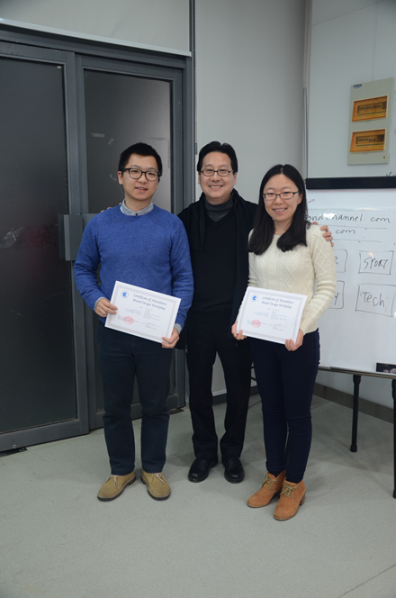 为学员颁发蒋震基金工作坊证书