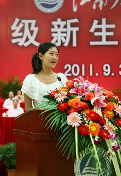 在校本科生代表——商学院齐文佳同学发言