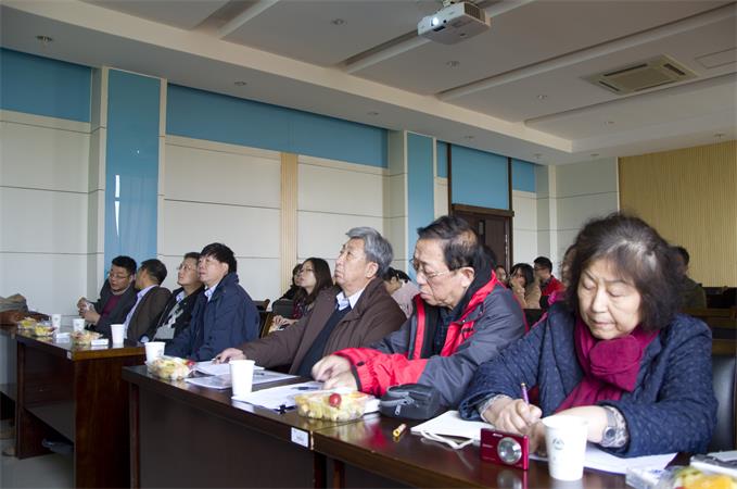 与会专家王贵海研究员、祝成教授、陈受宜教授（从左至右）认真听取汇报
