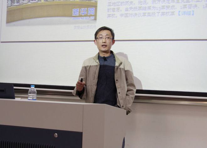 荀峥老师进行公开课教学