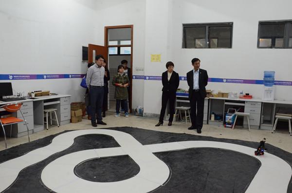 参观大学生创新实践基地