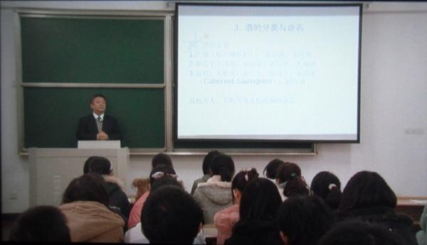 生物工程学院徐岩教授正在授课