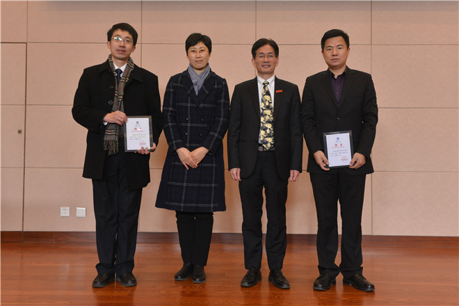 学院领导为MBA校友会会长、秘书长颁发聘书