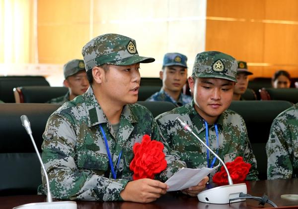 解小辉同学代表新兵发言