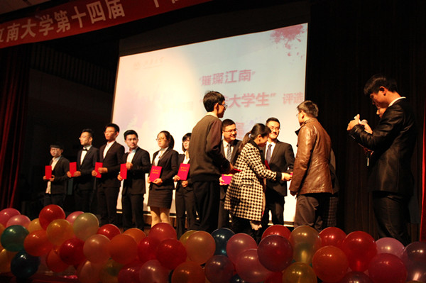校团委副书记王晖老师给荣获“十佳大学生”荣誉称号同学颁奖