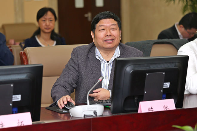 陈坚校长介绍学校总体情况