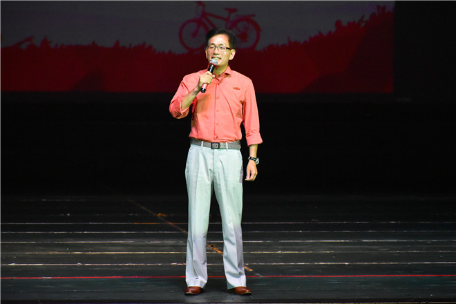 院长滕乐法发表了激情洋溢地讲话