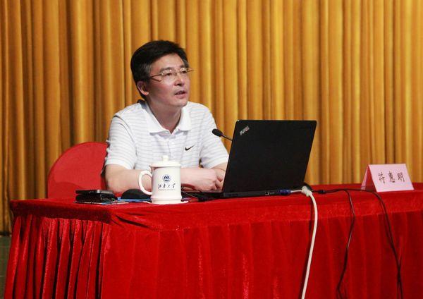 校党委副书记、副校长符惠明作题为“培育核心价值观，打造核心竞争力”的讲座