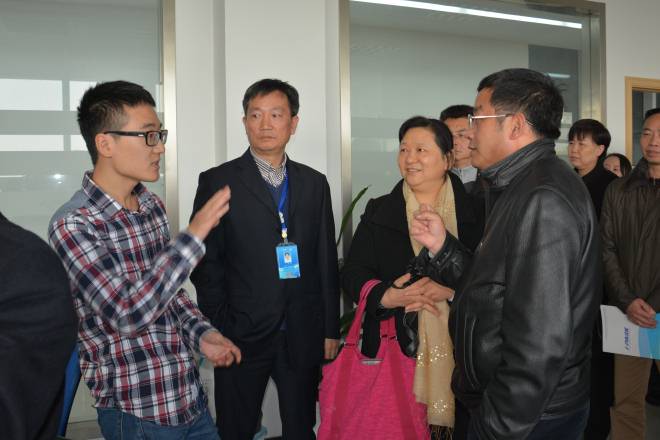与会代表与无锡路达在线科技有限公司创始人、我校校友徐铭骏亲切交流