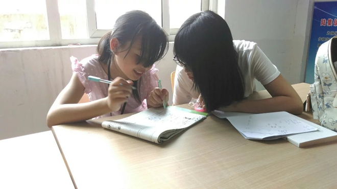 一位队员正在教孩子解答问题