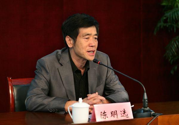 人文学院院长陈明选教授主持讲座