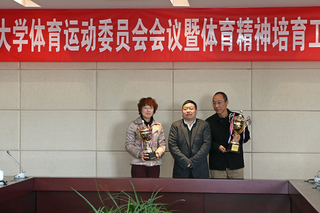 陈坚校长为2014年度江南大学学生群众体育活动冠军单位颁发流动奖杯