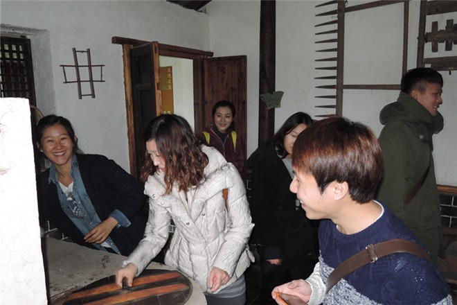留学生参观中国古代农耕文化馆