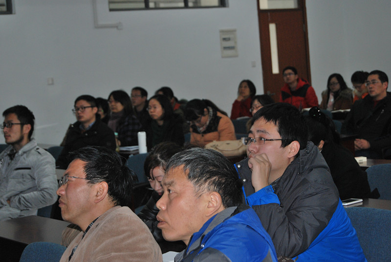 师生们认真聆听学术报告