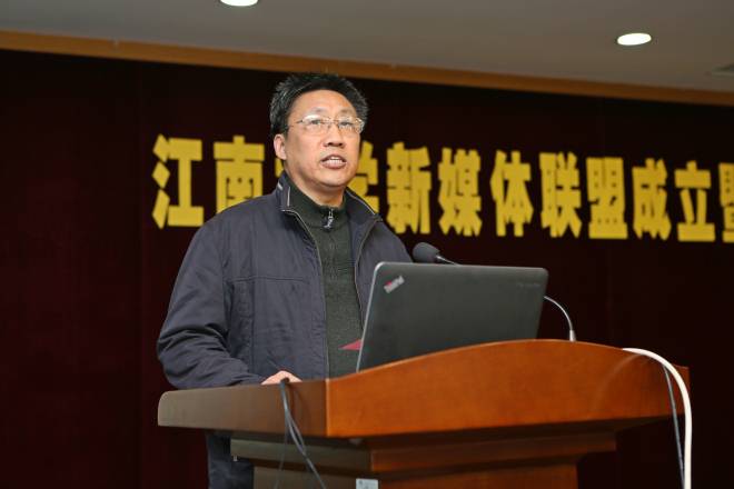 校党委副书记、纪委书记周小浦宣读新媒体联盟发展导师名单