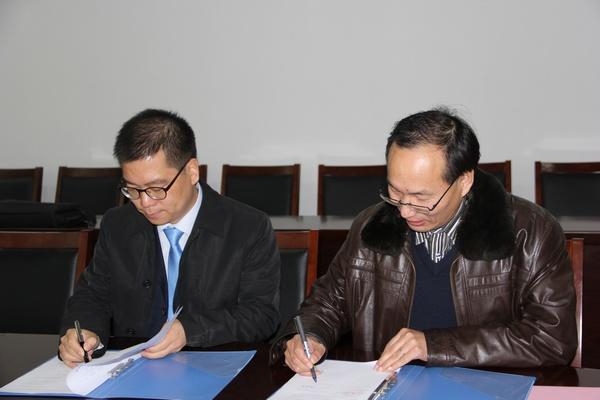 海清轩生物科技有限公司董事长孙来春与陈明清院长在协议上签字