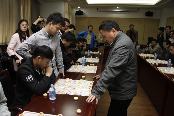 徐天红大师与我校师生棋手车轮战的现场
