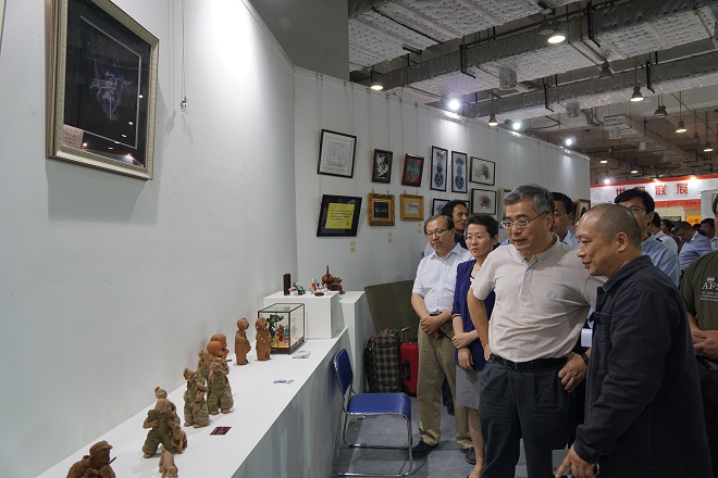 文化部项兆伦副部长20日晚到江南大学研培展区调研