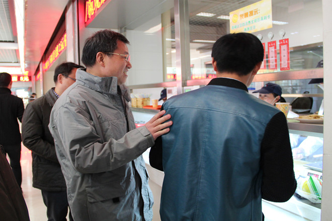 校党委书记武贵龙与就餐学生亲切交谈