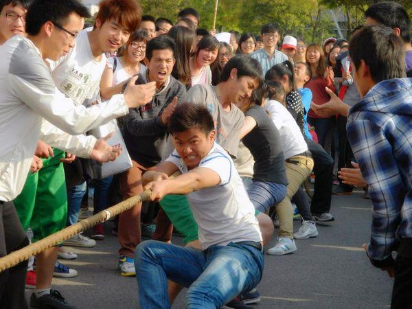 拔河比赛现场