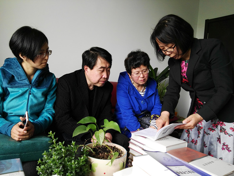 学院学习交流小组一行翻阅专业教材