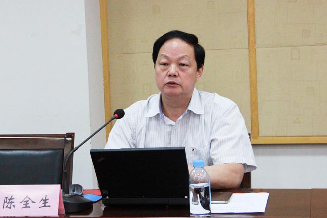 无锡党建研究基地2015年立项课题结题评审专家组负责人、无锡市委党校原党委书记、常务副校长陈全生教授作专家点评
