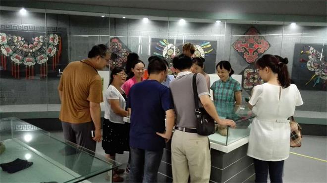 参观纺织服装学院服饰馆
