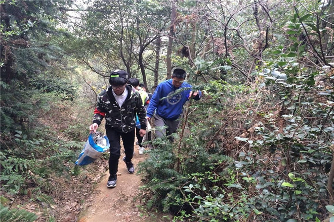 团员沿途登山捡拾垃圾