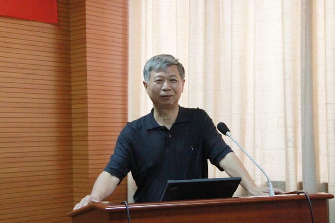原校党委副书记娄国栋教授应邀对2015年立项课题结题评审情况作专家述评