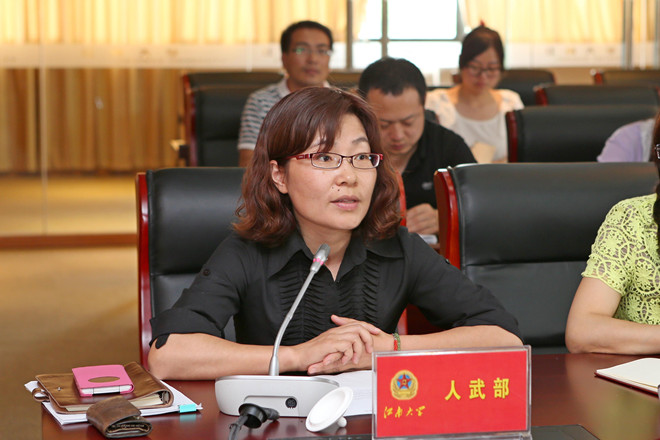 人武部副部长张海峰主持会议