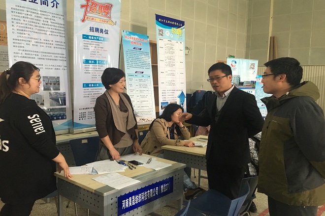 党委副书记周云龙和企业交流