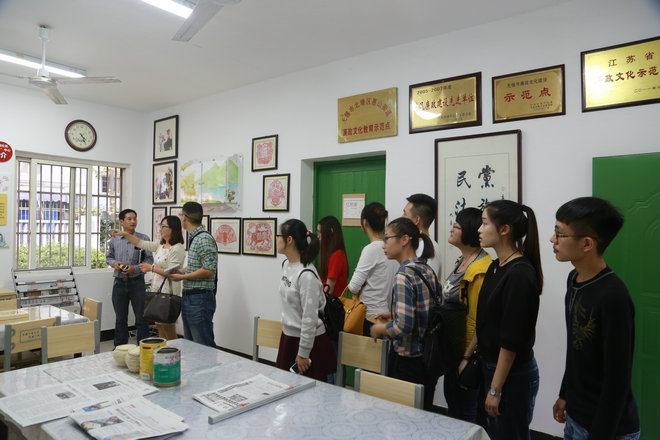 北美学院学生一支部党员参观社区廉政文化展室