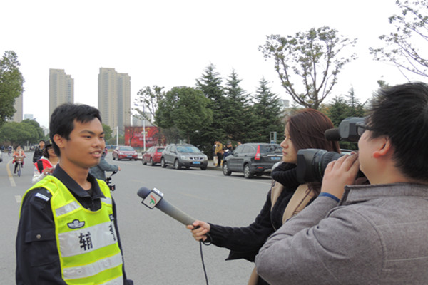 记者对小交警采访