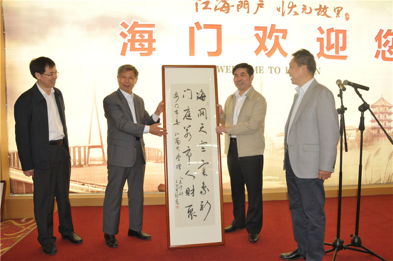 向海门市委赠送匾额