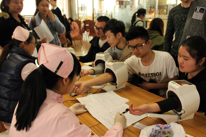 学生排队量血压