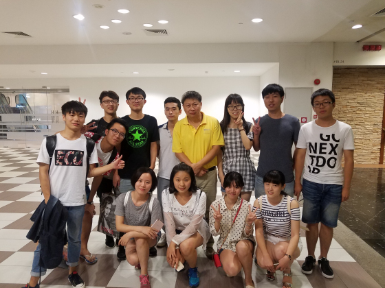 物联学子与新加坡国立大学计算机学院院长合影