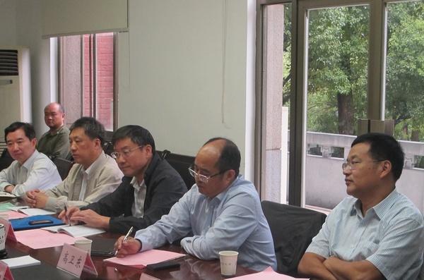 调研组一行听取情况介绍