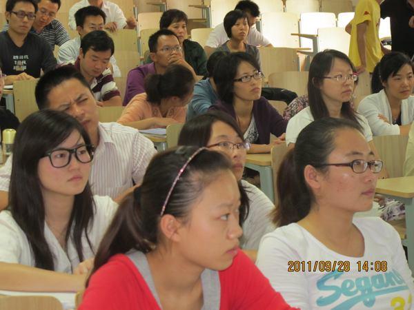 形象设计专家徐莉为入职老师讲解大学卓越教师形象塑造