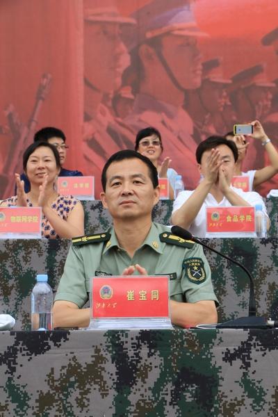 人武部部长崔宝同主持大会