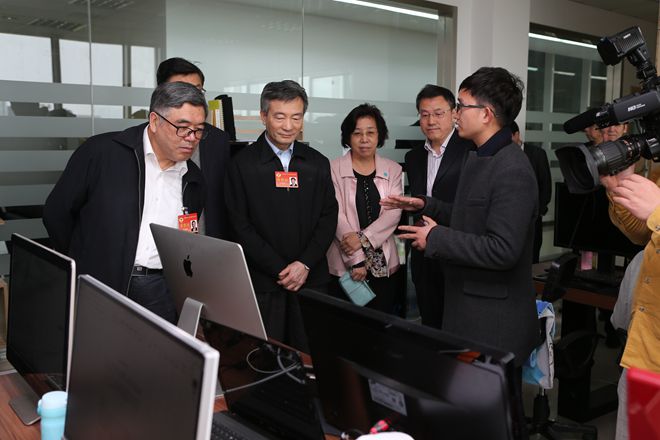 罗富和一行参观大学科技园