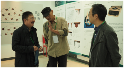 专家参观展览