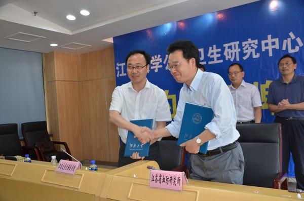 医学院院长韩晓枫与省血防所所长羊海涛签署合作共建协议