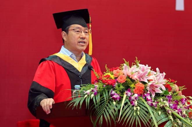 校党委书记武贵龙宣读博士、硕士学位授予名单的决定和本科学生毕业资格审核结果的决定