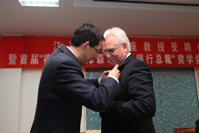 龚晓斌院长为曼弗雷德 赫博斯海姆先生先生佩戴校徽
