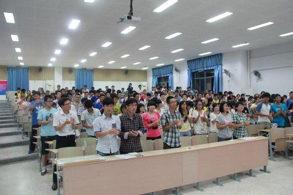 李老师演讲结束后全体学生起立鼓掌致谢