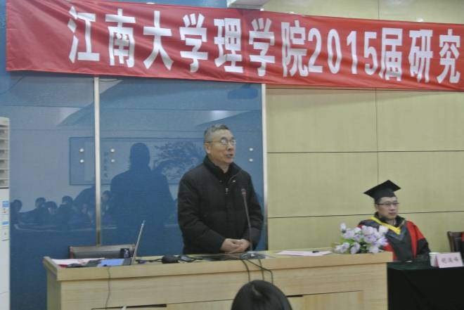 导师代表为毕业研究生送来导师温馨的祝福