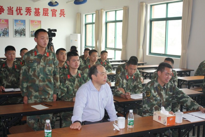 士兵认真听讲积极发言