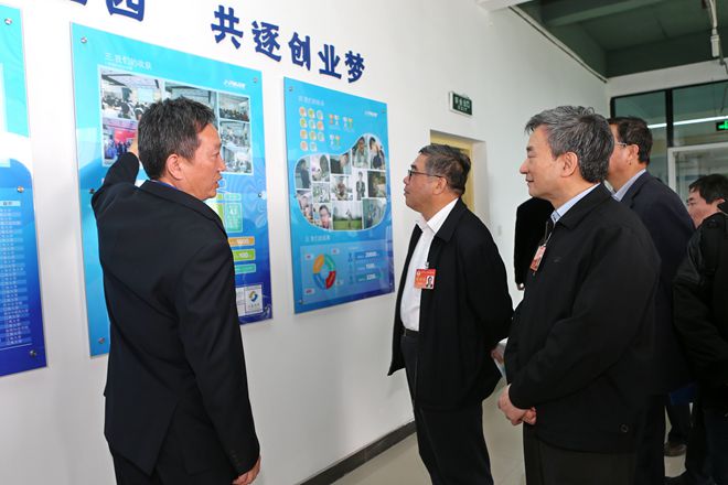 罗富和一行听取科技园总经理殷宝良的工作汇报