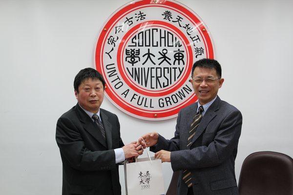 东吴大学潘维大校长与我校冯骉副校长互赠纪念品