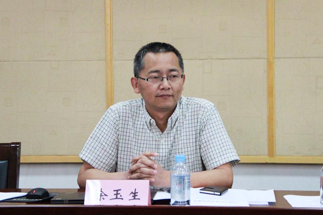 无锡党建研究基地学术委员会主任、江南大学马克思主义学院教授徐玉生宣布2016年立项课题评审结果